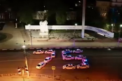 В Рязани на площади Победы выстроили цифры «75» из автомобилей ДПС