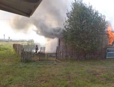 С загоревшейся в Пронском районе хозпостройки огонь перекинулся на жилой дом