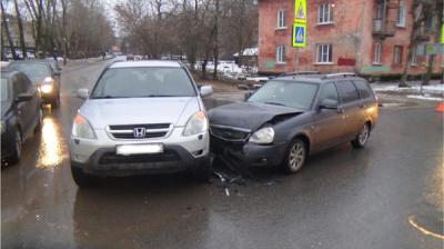 На улице Ленинского Комсомола Honda врезалась в «Ладу-Приору», пострадал ребёнок
