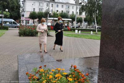 Елена Сорокина возложила цветы к памятнику Надежды Чумаковой