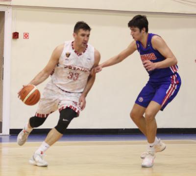 Во дворец детского спорта привезли мячи