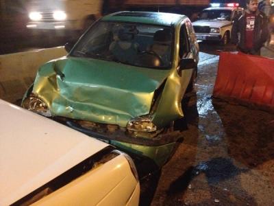 Opel Corsa наехал в Рязани на отбойник и столкнулся с «Ладой-Приорой»