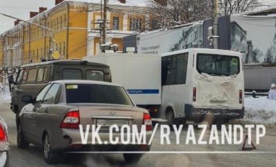 В центре Рязани маршрутка не разъехалась с автомашиной полиции