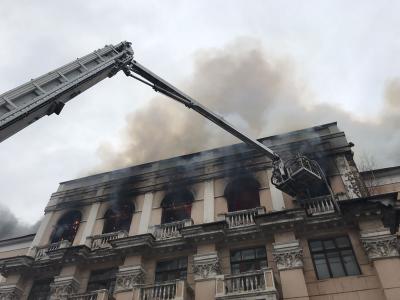 Причины пожара в здании на улице Каширина в Рязани выясняют дознаватели МЧС