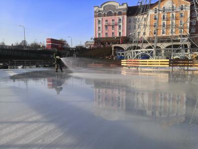 Каток на Лыбедском бульваре продолжает обрастать льдом