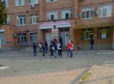 Жители Рязани снова ждут своей очереди в поликлинику на улице