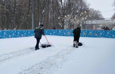 В Рязани очистили от снега катки и хоккейные коробки