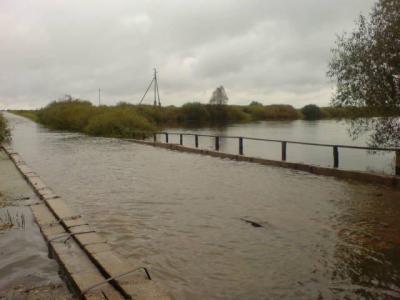 Мост через Тырницу в Шиловском районе ушёл под воду на 10 сантиметров