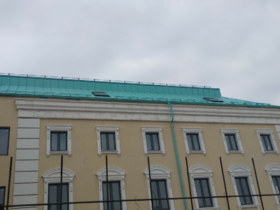 Со строящегося здания музея Рязанского кремля осыпается штукатурка
