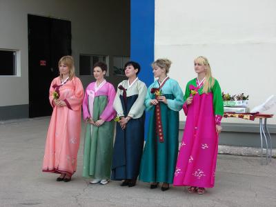 На церемонии открытия завода «Доширак» в Рязани гостей встречали девушки в национальной корейской одежде