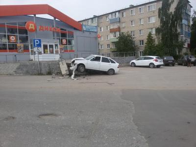 Автоледи на «Ладе-Приоре» протаранила ступеньки у магазина в Скопине