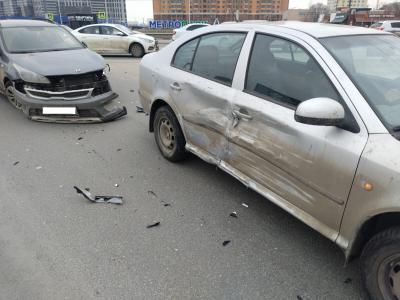 На Московском шоссе в Рязани столкнулись Skoda и Kia, пострадали два человека