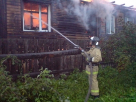 Три пожарных расчёта спасали нежилой дом в Кадоме