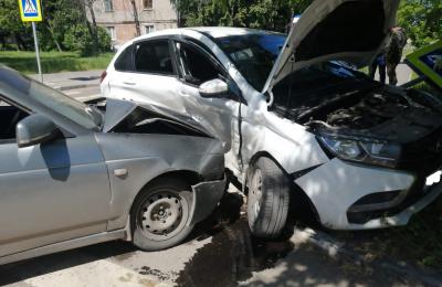 Появились фото с места столкновения двух автомашин в Приокском
