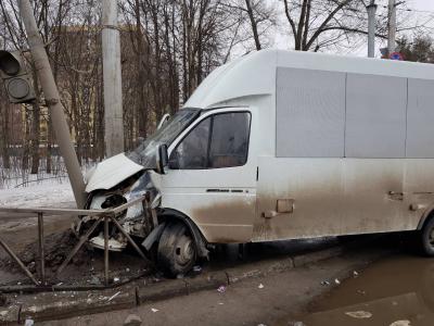В Приокском маршрутка протаранила светофор