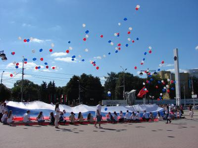 На площадь Победы вынесли 25-метровый флаг России