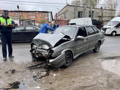 В ДТП на улице Нахимова в Рязани пострадали оба водителя