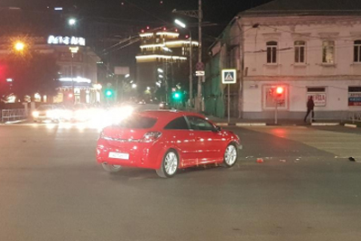 На улице Сенной столкнулись ГАЗ и Opel, пострадала водитель иномарки