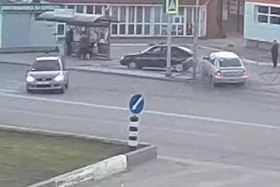 На улице Каширина в Рязани «Лада Приора» протаранила две машины