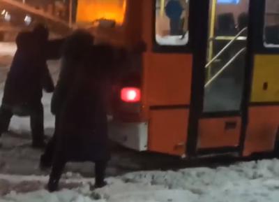 Рязанцы вытолкали автобус из снега, чтобы выехать из посёлка Ворошиловка