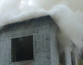 В Спасском районе сгорела крыша ветхого двухэтажного дома