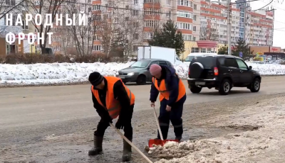 На остановках в Рязани после жалоб горожан убрали снег и лёд