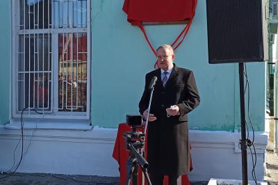 В Рыбном открыли памятную доску заслуженному врачу России Борису Барку