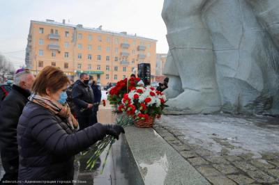 На площади Победы возложили цветы в честь 78-й годовщины победы в Сталинградской битве