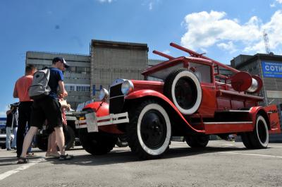 Спасатели представили рязанцам пожарный ретро-автомобиль