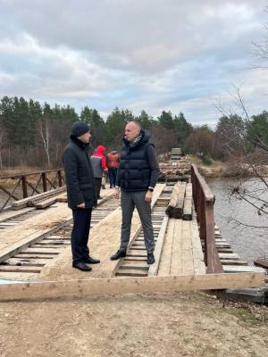 Артём Бранов проверил, как продвигается ремонт моста в Деулино