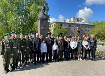 Рязанцы возложили цветы к памятнику Молодцову