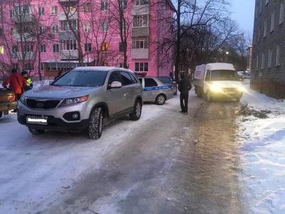 Kia Sorento сбила мужчину во дворе дома по улице Черновицкой