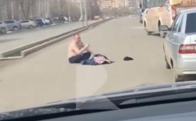 В Рязани увидели полуголого мужчину, сидящего на проезжей части