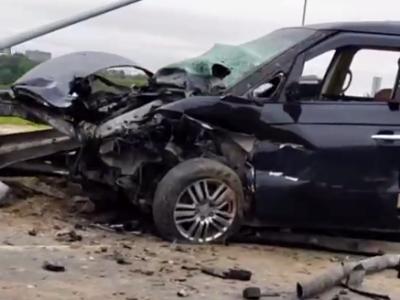 На Северной окружной дороге Рязани иномарку размазало по отбойнику