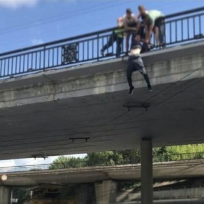 В Рязани мужчине не удалось упасть с моста