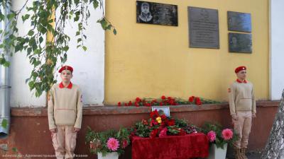 На фасаде школы №13 Рязани открыли мемориальную доску участнику СВО Евгению Каторову