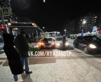 В Рязани на улице Новосёлов автобус попал в массовое ДТП
