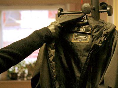 Рязанские полицейские вернули украденную куртку в супермаркет