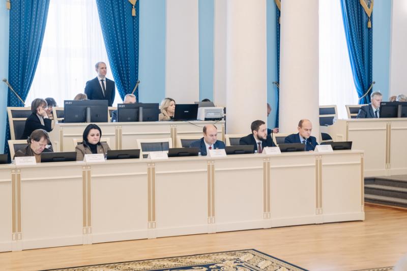 Депутаты Рязоблдумы поддержали увеличение штрафов за повторную парковку на газонах и детских площадках