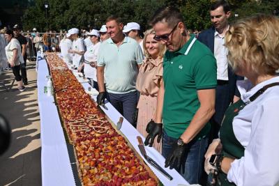 Рязанские кондитеры три дня и три ночи пекли 100-метровый пирог