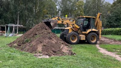 У школы №56 в Рязани благоустраивают небольшой сквер