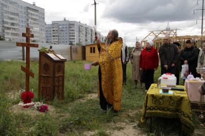 В день Воскресения словущего на месте строящегося храма в Недостоево Рязани совершён молебен