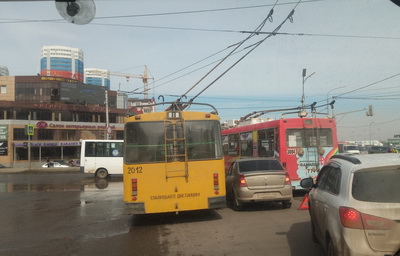 В Рязани на перекрёстке у «Глобуса» столкнулись троллейбус и Renault Logan