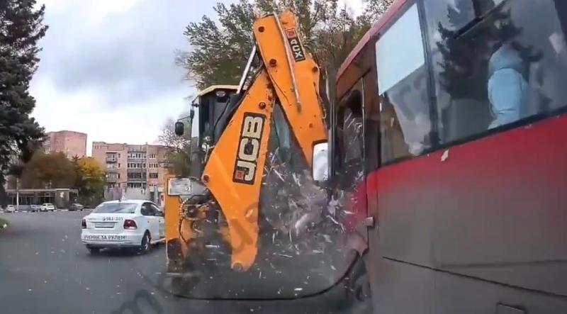 В центре Рязани автобус врезался в экскаватор