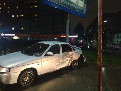 В серьёзном ДТП на улице Есенина пострадал один из водителей