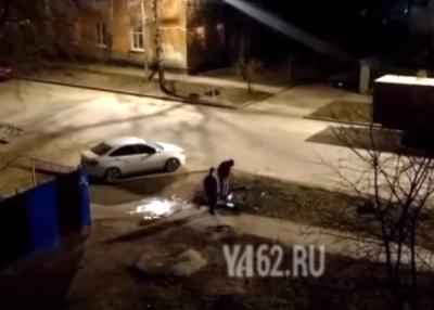 На улице Рыбацкой в Рязани подростки утопили в луже электросамокат