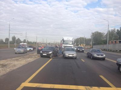 На Московском шоссе Рязани грузовик въехал в две легковушки