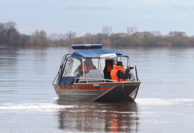 Пенсии жителям отрезанных водой сёл Рязанской области доставляют на лодках