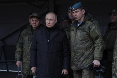 Минобороны публикует фото и видео посещения Владимира Путина полигона под Рязанью