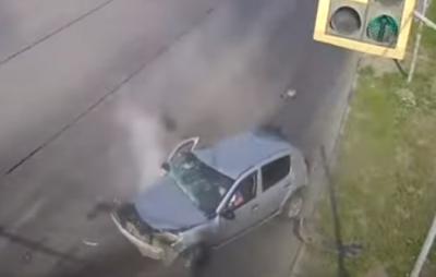 Появилось видео с места ДТП на Московском шоссе, где Renault врезался в опору ЛЭП